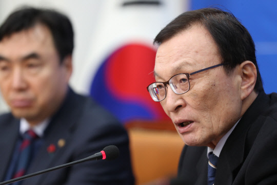 이해찬 더불어민주당 대표가 16일 서울 여의도 국회 당대표 회의실에서 열린 신년 기자간담회에서 질의응답을 하고 있다. 연합뉴스